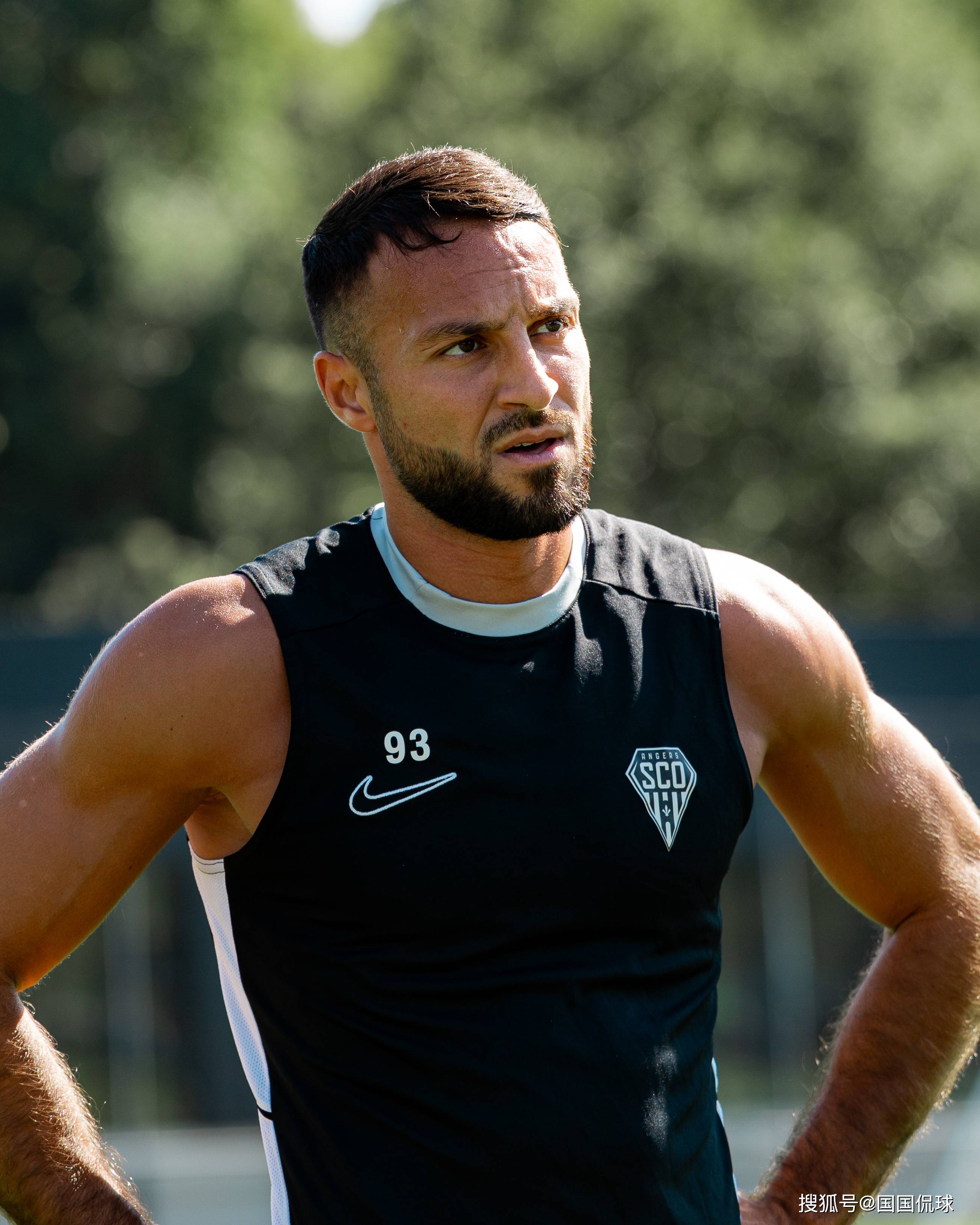 里昂赛前防线松动；志在全明星赛名次提升；震撼外界；资深球员宣示担当(里昂20号球员)