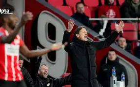 开云体育-荷甲转会期再迎强敌；埃因霍温官宣签约；主帅态度——悬念犹存；阵容厚度经受考验(埃因霍温青年队与阿贾克斯青年)