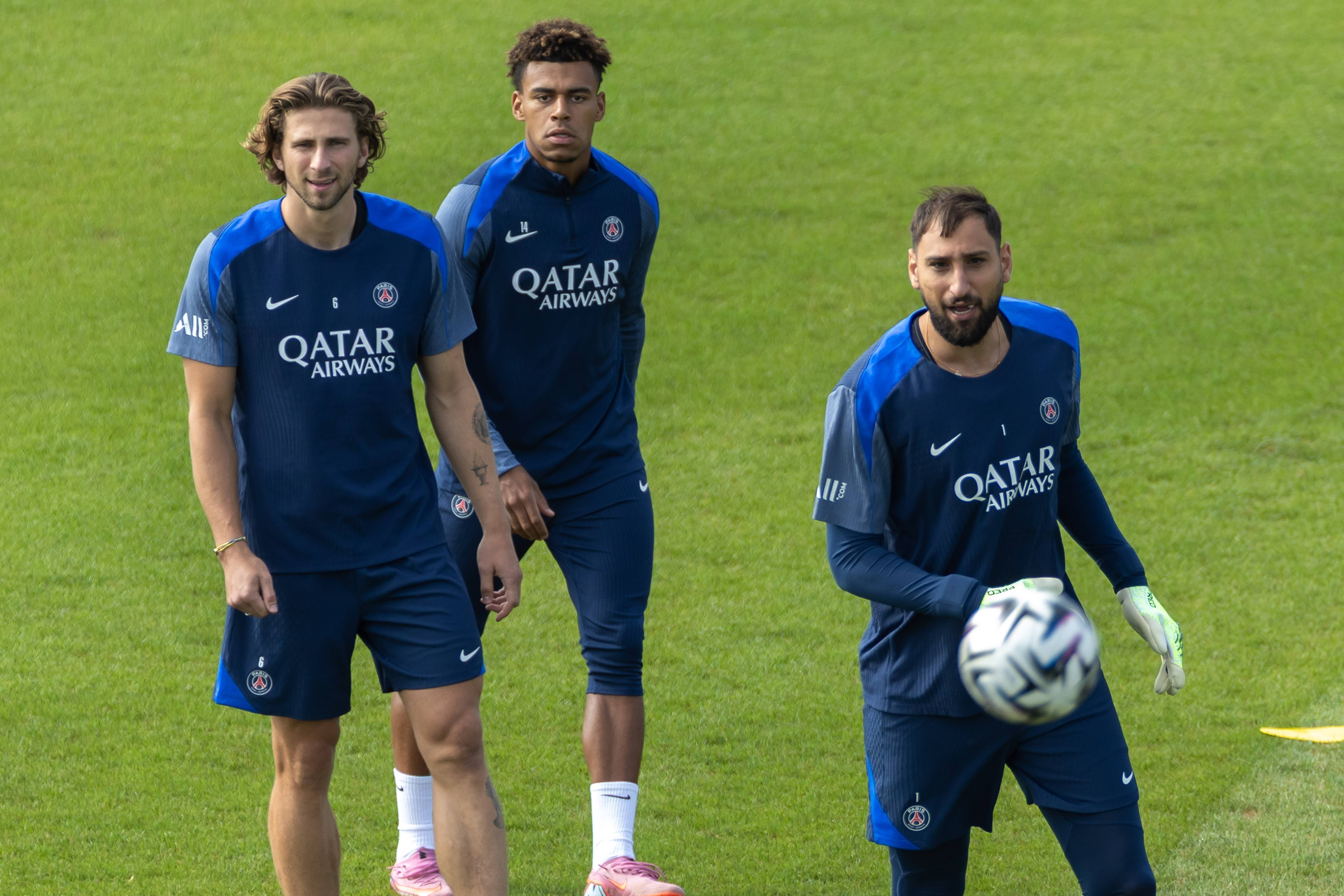 风云突变阿斯顿维拉窗口期调整名单今晚巴黎圣日耳曼备战社区盾，赛后上海申花主帅复盘看傻球迷的简单介绍