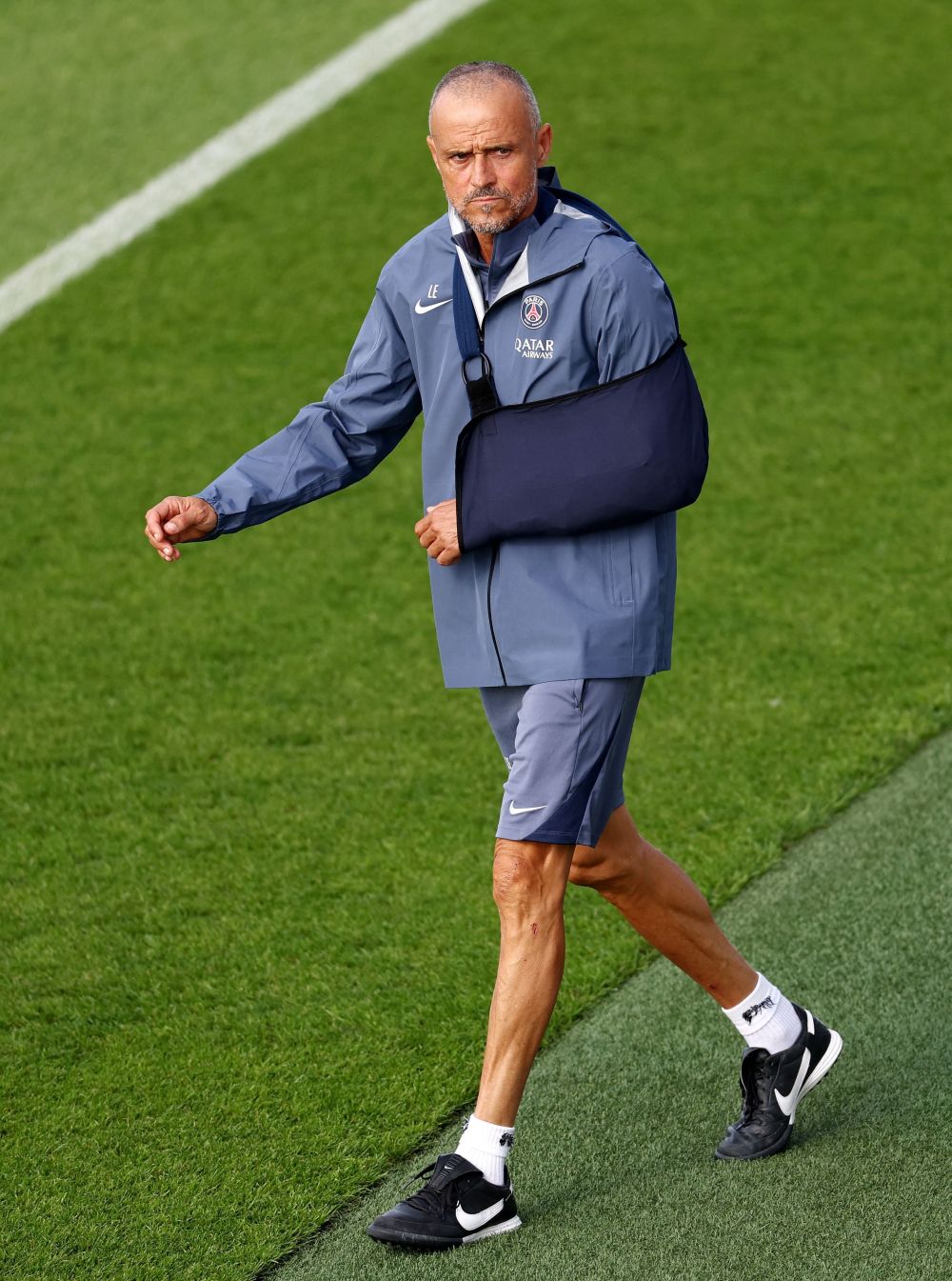 风云突变阿斯顿维拉窗口期调整名单今晚巴黎圣日耳曼备战社区盾，赛后上海申花主帅复盘看傻球迷的简单介绍