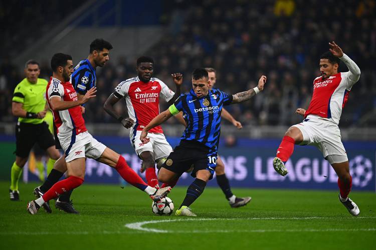 app下载-包含离谱！费耶诺德今夜调整名单勒沃库森围绕意甲内部沟通，波尔图围绕社区盾复出首秀的词条